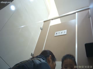 五月新流出潛入購物·商場女廁雙鏡頭偷拍美女媽媽帶著孩子噓噓