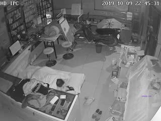 十月新流出破解兩個商鋪里的攝像頭住在店鋪里看店的夫妻激情啪啪