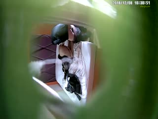 稀缺360 紫色軟包賓館 排骨男後入女友 內射完 開心的扭屁股