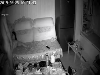 九月下旬新破解家庭網絡攝像頭偷拍在沙發玩倒掛六九的年輕夫妻草得媳婦呼吸急速叫受不了