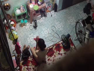 真實偷拍-漂亮美女下班後和男友在地上操操,各種高難度姿勢爽的捂著嘴強忍著不敢大叫,被變態房東偷拍全過程!