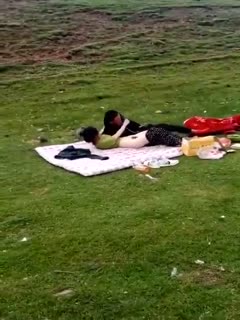 真是損友呀，壞人好事！情侶戶外草坪蓋著被子做愛尋求刺激，誰知虎逼朋友，過來掀開就跑，美女的陰毛好旺盛！