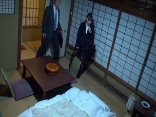 SCPX-373_B 出张先の手违いで巨乳の同僚とまさかの相部屋になってしまった仆。无防备