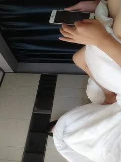 雙帥探花約草顏值不錯的人妻少婦，給她穿上黑絲摳她騷穴，享受少婦的口活好棒，主動上位玩她騷奶子干她兩炮