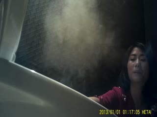 KTV女廁牛B視角偷拍多位漂亮的陪酒小妹❤️不敢坐半蹲著尿剛好拍到她們的BB