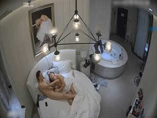 約高挑豐腴漂亮妹子到豪華酒店，聲音軟軟甜甜很好聽，邊交流邊揉捏愛不釋手爽的銷魂噗嗤猛力抽插