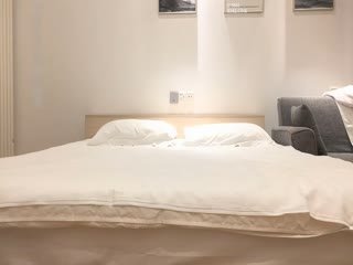穿著寬鬆T恤超短裙的溫柔妹子看了就雞巴硬邦邦猛親猛舔，操爽後穿上黑絲高跟啪啪騎乘嗷嗷爽叫呻吟