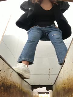 小縣城上帝視角偷拍多位年輕美女的小嫩鮑❤️看這口罩美女的眼神難道被她被發現了