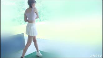 Ang Angel Movies ay nakikipag-chat sa isang magandang kapatid na babae na iniindayog ang kanyang puting puting suso sa golf course