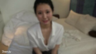 미소 넘치는 19세 F컵 미소녀. 로리미 큰 가슴의 민감한 몸을 공격해 대량 물총. 젖은 느긋하게 느끼는 작은 음부에 인생 첫 대량 질 내 사정으로 방심 상태.