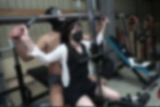 *Primeira edição limitada a uma moeda* [Sem censura] Os desejos do CEO pervertido são imparáveis. Uma mulher casada, bonita e esbelta é estimulada em sua impressionante sala de treinamento.