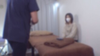 Obral produk baru dengan harga setengah harga hingga 22/6! [Tidak/SEKS] Seorang wanita yang tampak pendiam dan sedikit sopan datang ke toko. Dia adalah wanita kantoran mungil dengan kulit halus dan garis pinggul yang indah. Dia memiliki banyak bulu kemaluan, yang menarik.
