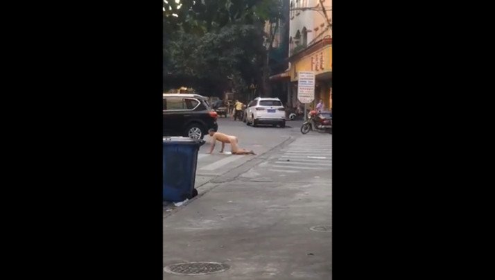 大爺瘋了脫光在街上學狗爬..