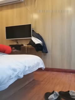 斯文眼鏡男賓館網約身材性感漂亮的援交女上門服務,仗著漂亮等了很久還讓下去接她第02集