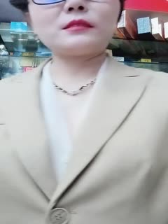 超市老闆娘深夜發騷，真空上陣跟狼友互動撩騷聽指揮，漏奶子還不夠還要看逼逼，脫光了用啤酒瓶子插穴真刺激第01集