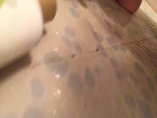 陰毛旺盛的美眉，尿尿後道具抽插小騷逼，小穴可真美哦！