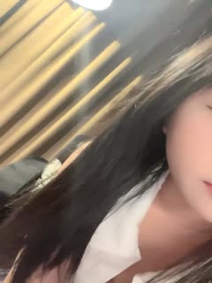 短髮10級清純甜美耐看小美眉，居然敢在空曠的公園裡露出大奶子_4