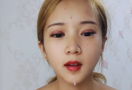 金髮妹子全裸道具自慰.