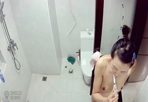 把攝像頭藏在衛生間偷拍早上起床不穿衣服的表姐挺著兩個大奶子刷牙