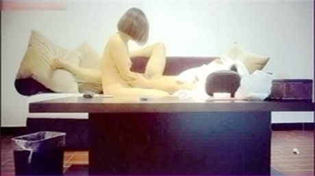 白嫩少妇女办公室偷情