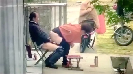 保安翻看監控農家小院大爺和姘頭大白天在門前老漢推車，一邊看一邊調侃