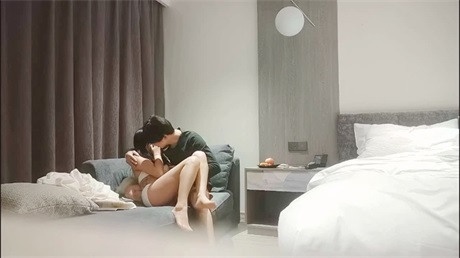 【開發探索】今夜專攻嫩妹，20歲小萌妹，聽話隨便親，打樁機一點兒也不憐香惜玉，暴力輸出干瘸，癱倒在床服了