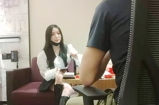 高素質冷艷黑靴妹子，新視角拍攝翹起屁股口交，騎乘後入大力猛操