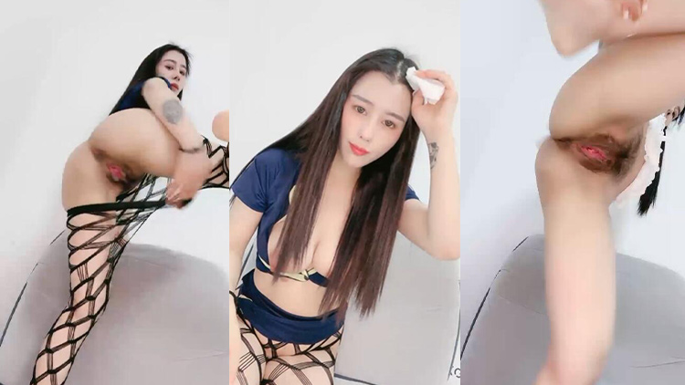 純欲系雙馬尾小騷貨 ，換裝誘惑性感絲襪 ，掏出大奶子乳暈也是粉的 ，翹起美臀掰穴特寫 ，搔首弄姿極度誘惑