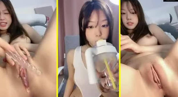 死庫水尤物美少女，外表清純甜美，發騷道具自慰，猛插小騷逼，爽的白漿直流，翹起美臀後入深插