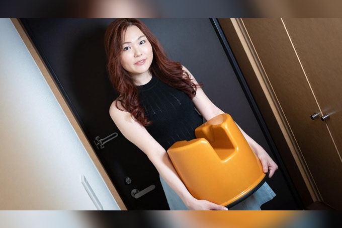 帶一把淘氣椅！我對於第一天上班感到很興奮！新伴遊女郎