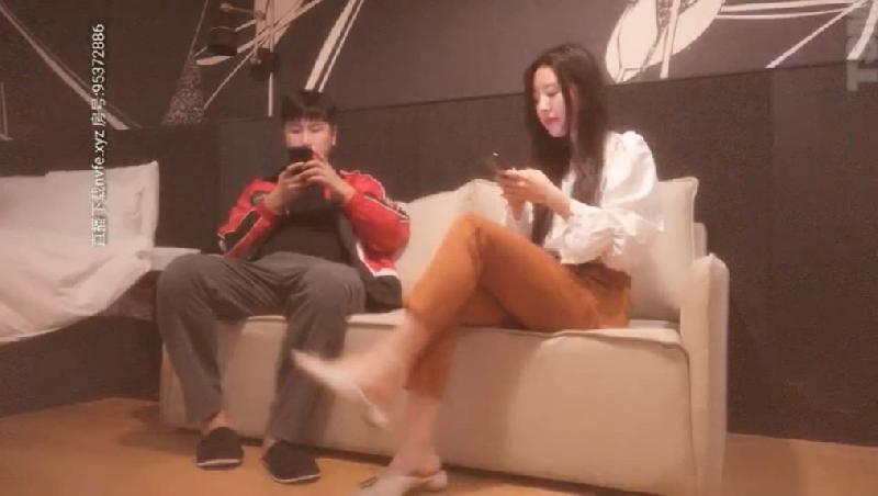 小宝寻花 同一张床连操两女，约了个大奶子少妇干了一炮不过瘾 又叫一个年轻少妇啪啪 舌吻口活多体位抽插