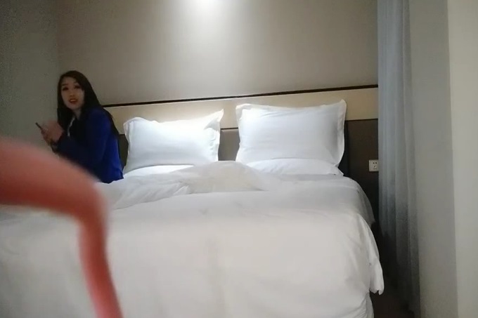 網約藍衣外圍妹子 脫掉衣服深喉舔屌 上位騎乘打樁猛操 後入撞擊抬起雙腿操