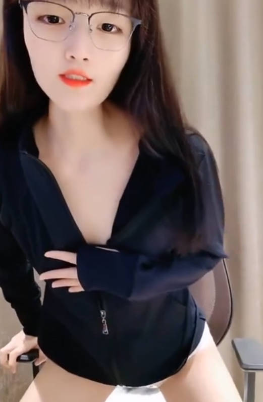 老牌騷女主播！眼鏡騷母狗！酒店約炮收費房，站立抬腿抽插，騎乘位打樁機，微毛騷穴舒服了