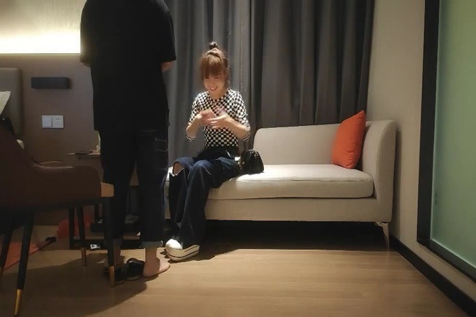 良家兼職，調情中扒光換上黑絲情趣口交大雞巴，從沙發上干到床上各種體位蹂躪