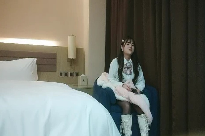 高品質探花甜美小姐姐 黑絲白靴伸進內褲揉穴 超近視角拍攝 扛起雙腿騎乘猛操