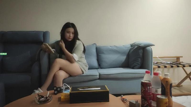 【我開著拖拉機】換風格漂亮小少婦膚白臀翹沙發前跪下口交這畫面真有衝擊力激情啪啪人氣登頂
