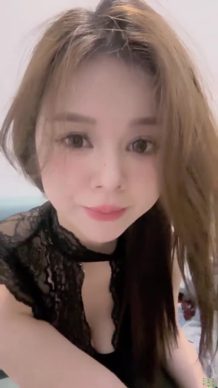 風騷氣質女神！隨著音樂搖擺！性感弔帶黑絲襪，M腿揉搓騷穴，妹妹好想要，跳蛋假屌雙管齊下