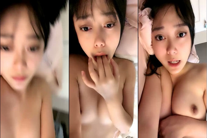 極品新人美少女！一臉清純呆萌！來大姨媽還塞著棉棒，只能跳蛋震外面，粉嫩小穴叫起來好聽