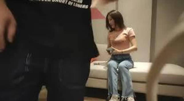 漂亮黑絲輕熟女快點用力頂我操的逼好爽深一點再深一點我要來了好會挑逗吃雞舔菊花沙發操到床上