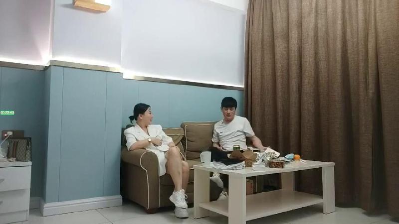 【愛情、故事】網聊良家人妻約過來操逼白色西裝御姐舌吻掏出奶子吸吮扶著大屁股後入
