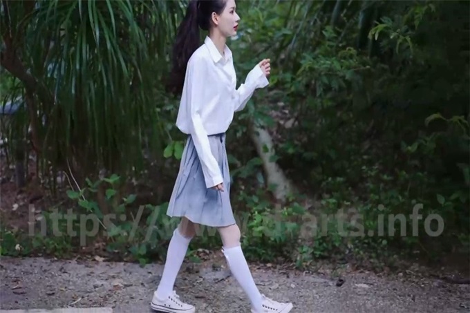 【劇情之王虛幻的電影】最新劇情製作《尾行》猥瑣男尾行清純美少女 林間小路干暈直接就給操了 畫面感十足