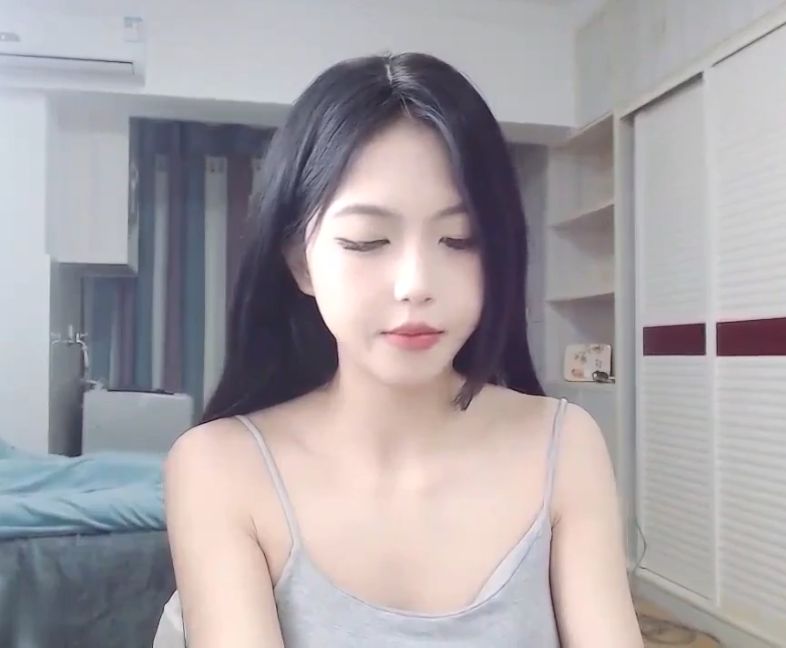 ❤️❤️Stripchat站，清純美少女【HKXIAOXIAO】多毛小姐姐，黑絲美腿高跟鞋，跳蛋震騷穴，極度誘惑
