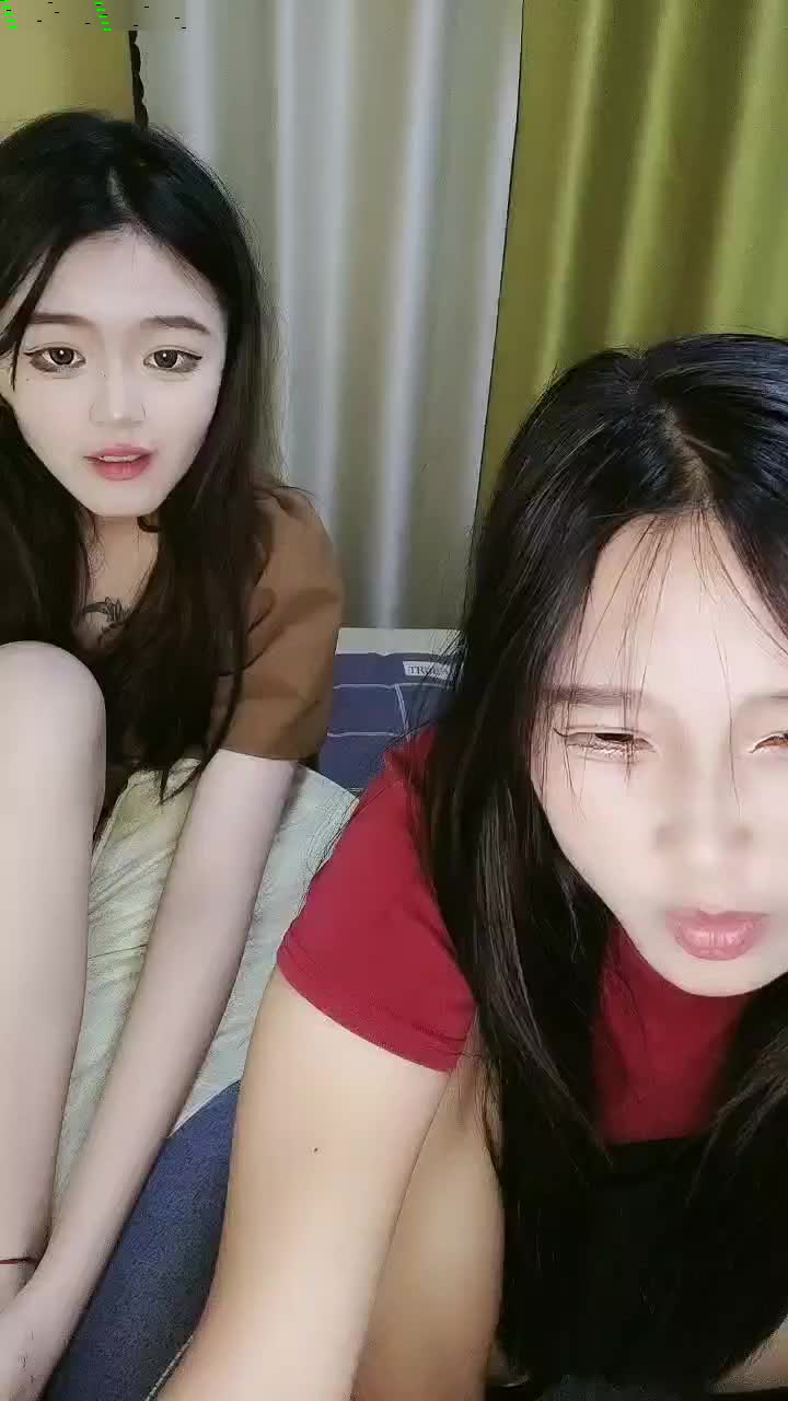 新人下海兩個嫩妹妹！SM捆綁挺會玩！手銬口塞，綁著腿張開，跳蛋震動陰蒂，閉眼享受很爽