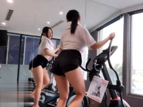 台灣 健身房大奶妹抓到偷拍客.反而跟他干一炮