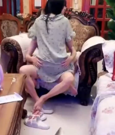 混血長腿妹妹！3P激情名場面！跪在沙發前後夾擊，抱起來猛操，特寫視角，操的騷逼流出白漿