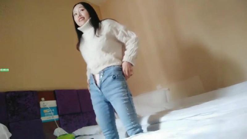 新手小野貓探花按摩店有點姿色的苗條小少婦各種花樣體位幹完事又換一家長髮妹推油打飛機
