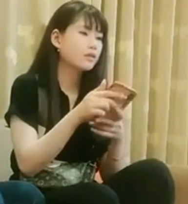 午夜尋花柳約了個馬尾辮美乳少婦在沙發上操騎乘邊操邊摸奶子翹起屁股後入