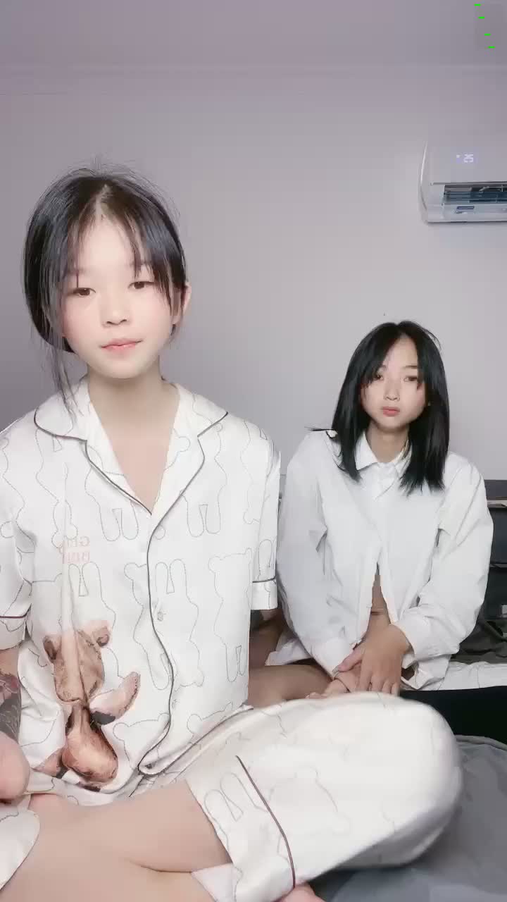 三個00後嫩妹妹！炮友沒在女女互玩！雙頭龍抽插嫩穴，騎乘位互懟，從下往上視角，場面很是淫亂