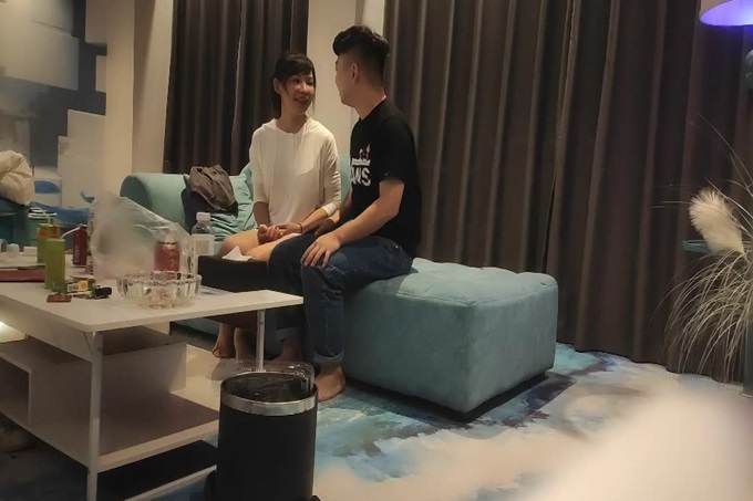 忽悠給買手機約來小少婦，趴在健身球上揉穴，跪在地上舔屌，腰細翹臀後入最後口暴