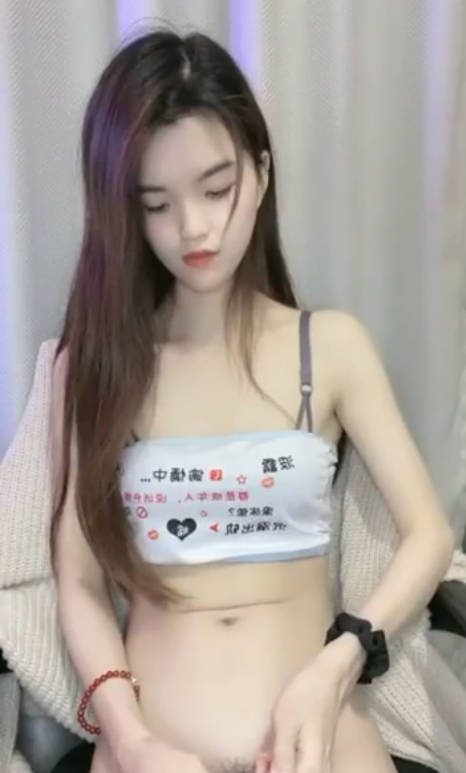 80多斤苗條妹妹！剛下海大秀一波！性感弔帶絲襪扭腰擺臀，粗大玻璃棒磨穴，跳蛋震動好爽
